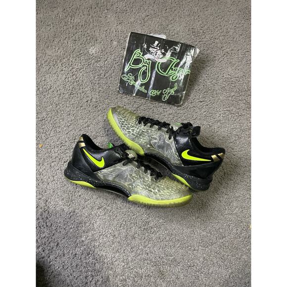 Size 9.5- Nike Kobe 8 SS Christmas main image 6